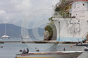 House-boat, not a boat-house: Bateau des Iles