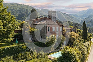 House or cottage in the middle of summer with a beautiful garden and swimming pool in Tuscany. The place is romantic and makes you