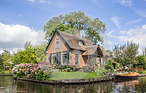 House and garden at the central canal of Giethoorn