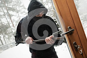 House robbery - robber trying open door with crowbar