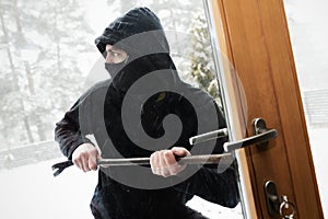 House robbery - robber trying open door with crowbar