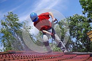 House roof cleaning with pressure tool