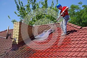 House roof cleaning with pressure tool