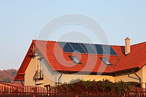 Haus sonnig Paneele auf der dach Wasser heizung 