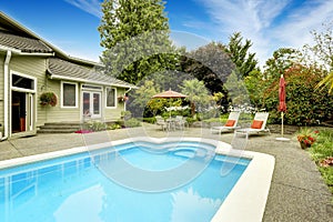 House with swimming pool. Real estate in Federal Way, WA