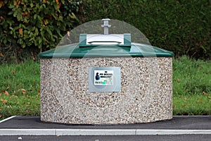Household waste disposal container