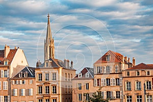 houses in Metz against the backdrop of the Temple de Garnison tower