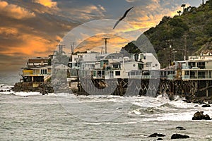 Houses on the Pacific Ocean and an orange sky at sunset in the Californian town of Malibu, a few kilometers from Los Angeles