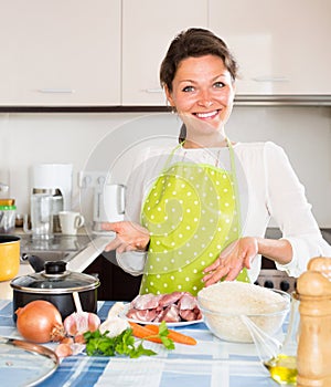 Ama de casa cocinando sobre el La cocina 