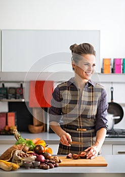 Housewife cutting cherokee purple tomato