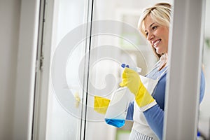 Housewife easy wash windows with appropriate cleanser photo