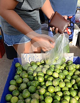 Housewives are choosing green lemons