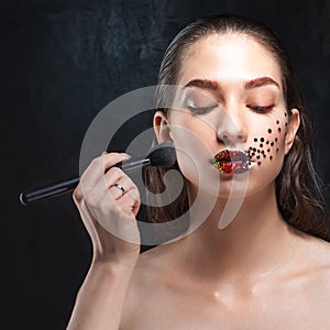 How to do makeup. Make-up artist with the brush applies the powder. Bright makeup.