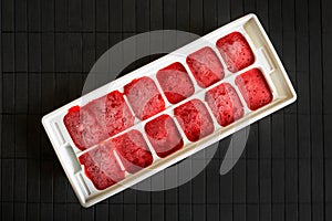 How to freeze strawberries. The strawberry puree is frozen in th