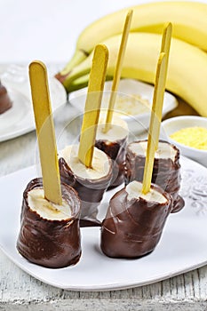 How to make chocolate dipped bananas - step by step, tutorial