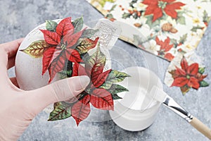 How to make a Christmas ball with decoupage technique