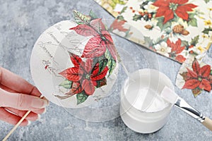 How to make a Christmas ball with decoupage technique