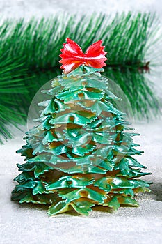 How to make a Christmas tree from raw pasta conchiglie. The process of making Christmas trees. DIY