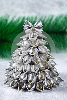 How to make a Christmas tree from raw pasta conchiglie. The process of making Christmas trees from pasta, cardboard plates, hot