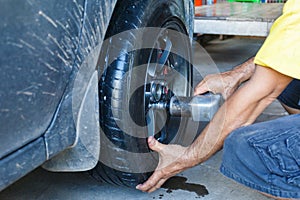 How to remove the tire from the car Alloy Wheels.