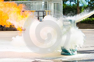 How to use a fire extinguisher with gas container.