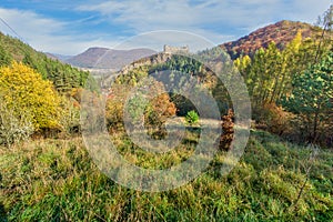 Hrad Sasov zřícenina hradu u Hronu na podzim