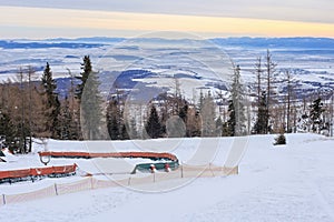 Pohled na modrou náhorní plošinu z lyžařského a turistického střediska Hrebienok.
