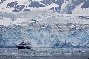 Hubbard Glacier - a cruise ship approaches