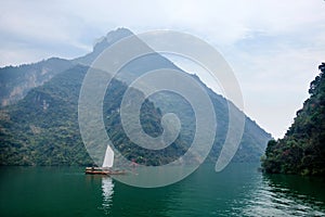 Hubei Badong Yangtze River Wu Gorge mouth chain Zixi sailing