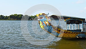Odtieň, septembra 20 2019 turista atrakcie drak čln plávajúce na vyhladiť povrch z rieka parfum rieka v 