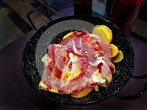 Huevos rotos con jamÃÂ³n photo