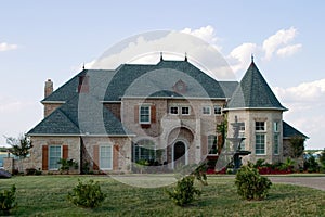 Un gran ladrillo casa sobre el 