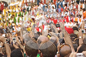 Un gran la multitud 