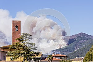 Huge fire in the woods of Monte Pisano threatens the inhabited centers of Vicopisano and Bientina, Tuscany, Italy