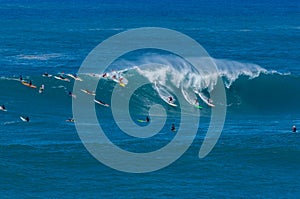 Big wave Waimea Bay Packed