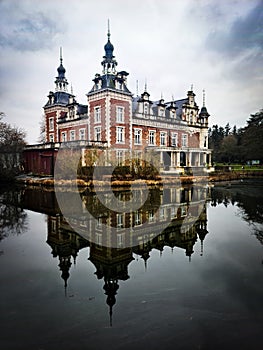 Huizingen domain.  Beautiful castle. miroir. Lake