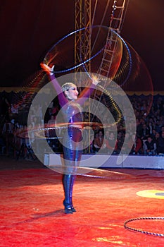 Hula-hoop dancer