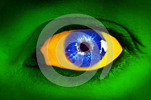 Hombre ojo en colores de brasileno bandera 