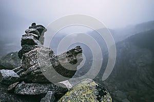 Ľudská hromada kameňov - mohyla ako ukazovateľ cesty v hmlistej hore