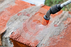 Humidification of red ceramic brick masonry using a spray gun under pressure