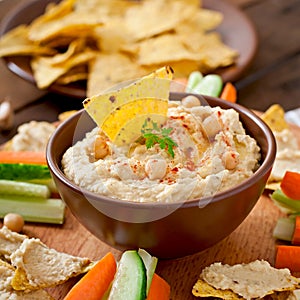 Hummus with vegetables, olive oil and pita chips