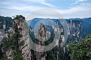 Hunan Zhangjiajie National Forest Park, the old house field `magic gathering` peaks