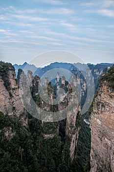 Hunan Zhangjiajie National Forest Park, the old house field `magic gathering` peaks