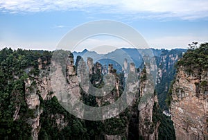 Hunan Zhangjiajie National Forest Park, the old house field `magic gathering` peaks