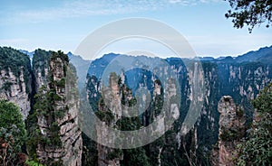 Hunan Zhangjiajie National Forest Park, the old house field `magic gathering` peaks