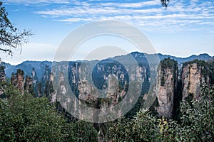 Hunan Zhangjiajie National Forest Park, the old house field `magic gathering` peaks