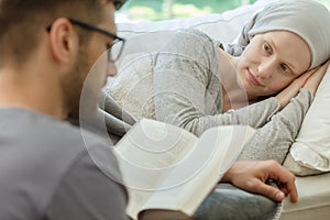 Manžel čítanie na jeho manželka 