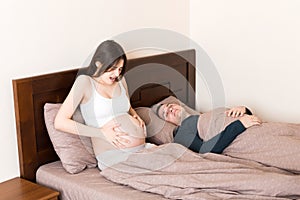 Husband sleeps while his pregnant wife has contractions