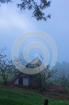 Villetta sul alto montagna un nuvoloso mattina 