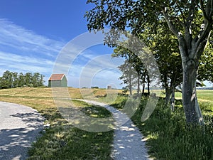 A hut and an old well at Schoklan